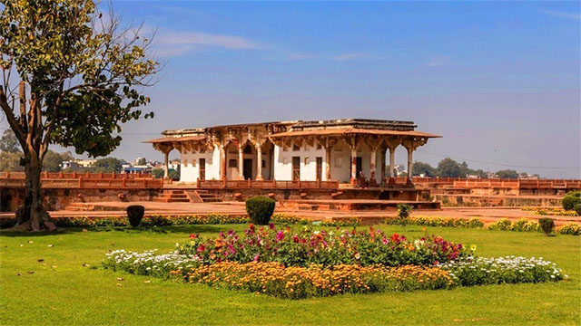 aram bagh relaxing tourist places of Agra
